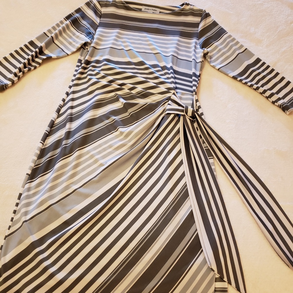 Dress with flattering patteren and side tie